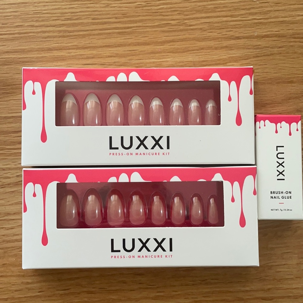 Set of 2 Luxxi Press On Nails .+ glue
